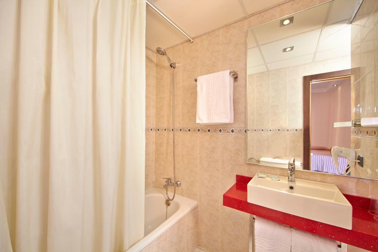 Quarto Duplo (2 Adultos + 1 Criança)